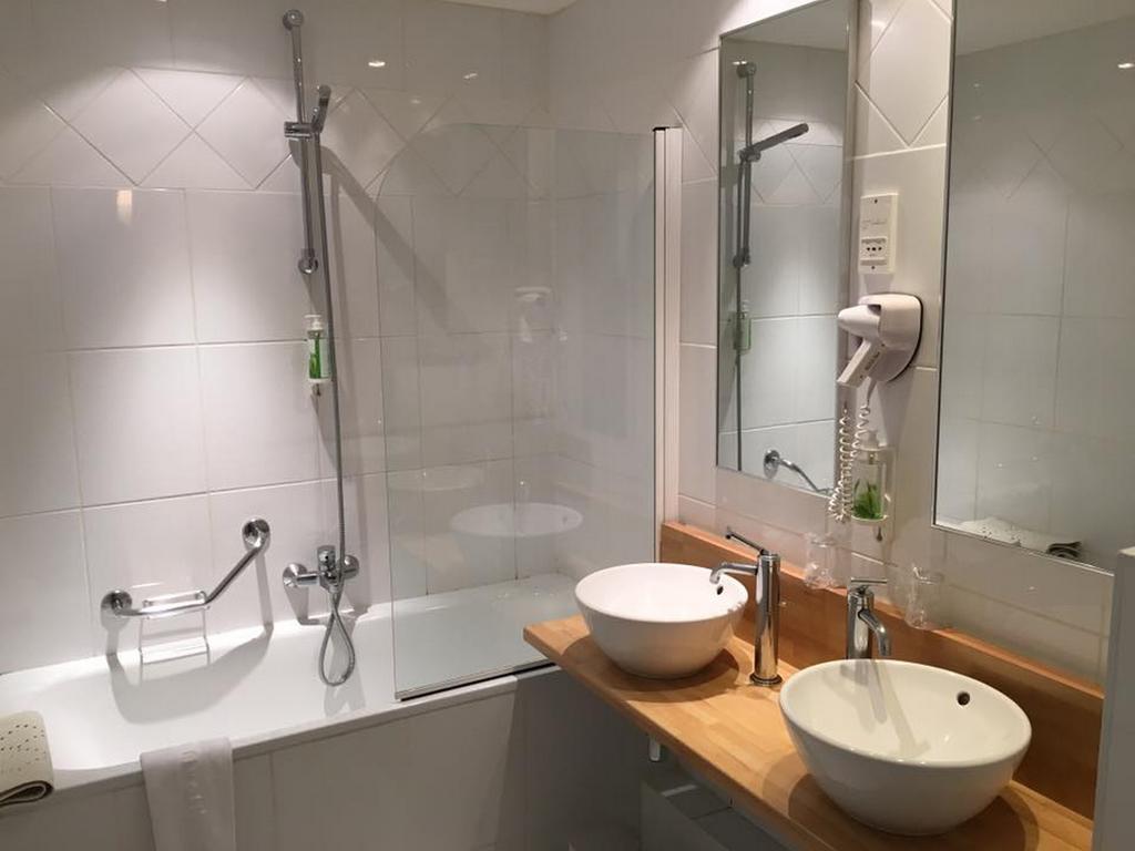 Hotel Restaurant Tivoli - Basel Airport Юненг Экстерьер фото