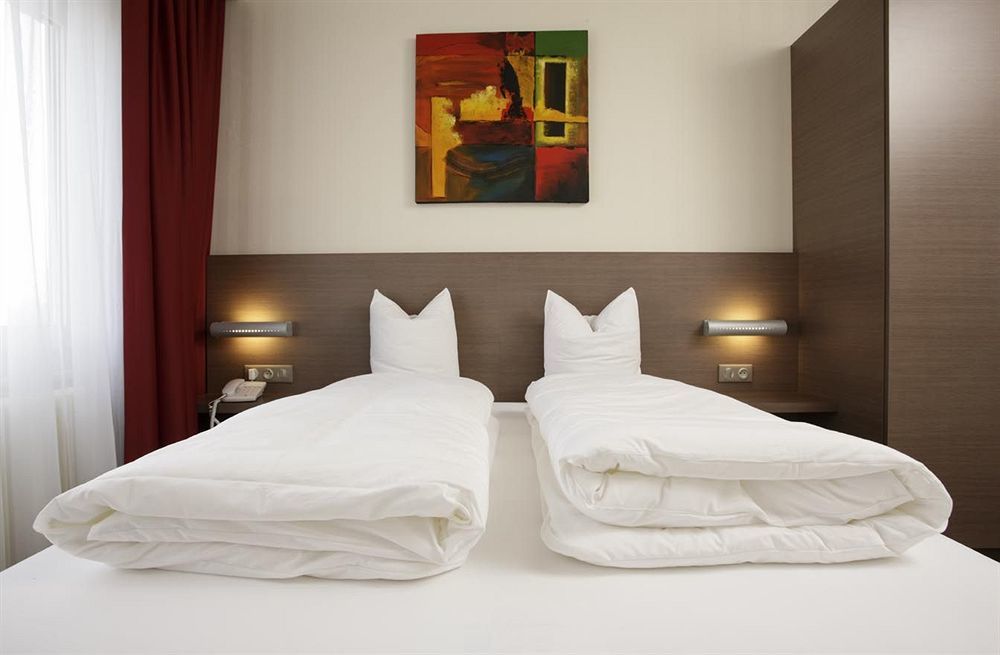 Hotel Restaurant Tivoli - Basel Airport Юненг Экстерьер фото